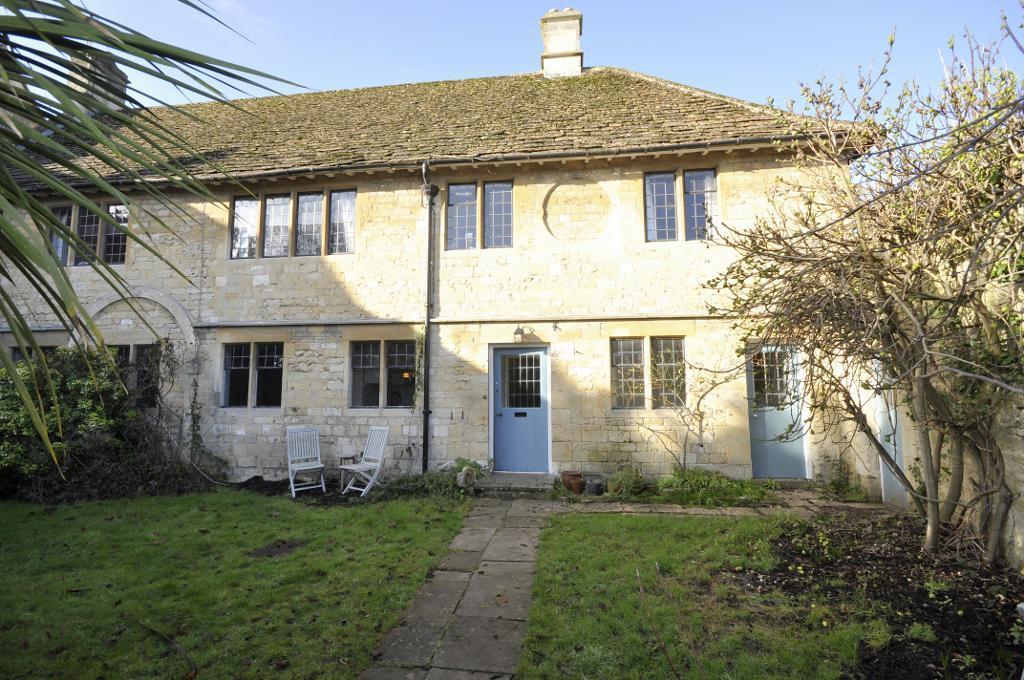 Extensive ground floor apartment