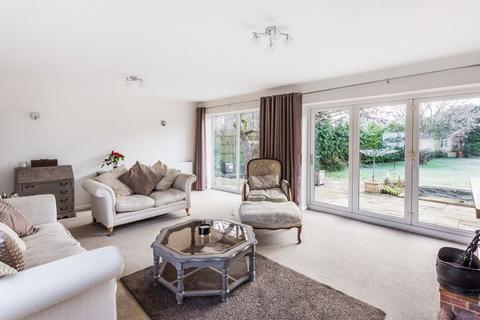10 Oak Way, Ashtead, KT21 1LQ