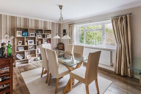 10 Oak Way, Ashtead, KT21 1LQ