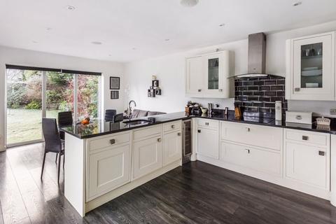 10 Oak Way, Ashtead, KT21 1LQ