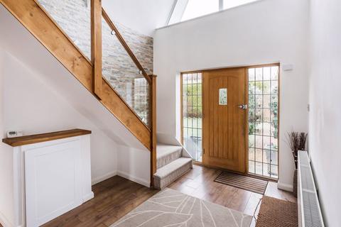 10 Oak Way, Ashtead, KT21 1LQ