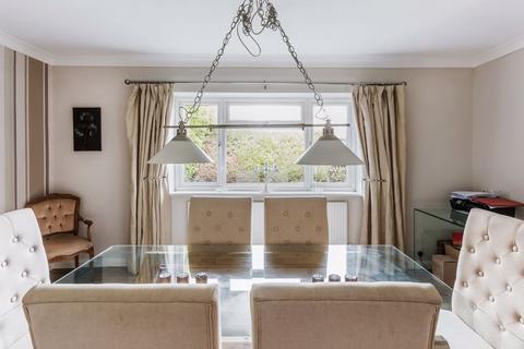 10 Oak Way, Ashtead, KT21 1LQ