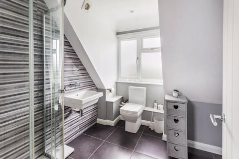 10 Oak Way, Ashtead, KT21 1LQ