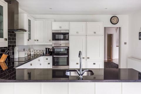 10 Oak Way, Ashtead, KT21 1LQ
