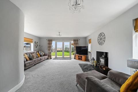 4 bedroom detached bungalow for sale - Slough Road, Brantham, Suffolk, CO11 1NS