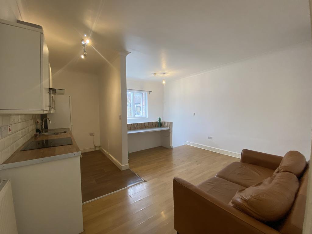 Chingford Mount Road, Chingford, London 2 bed flat £1,235 pcm (£285 pw)