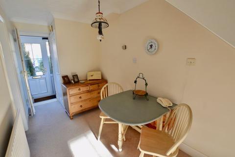15 Dixons Road, Market Deeping, Peterborough, PE6 8AG