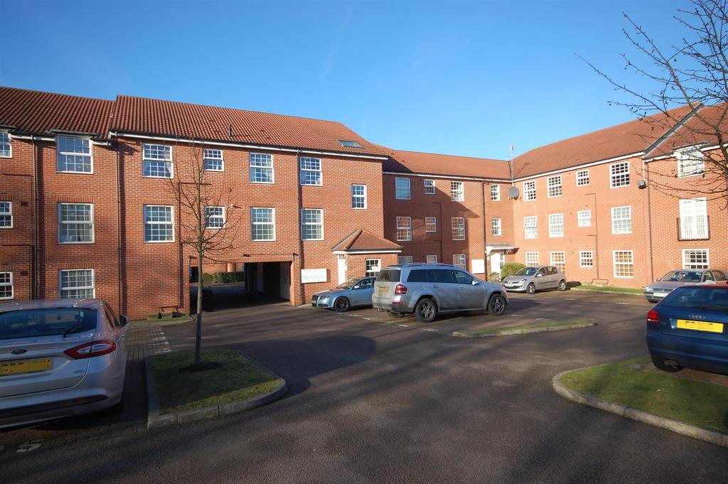 Bridge Court, Welwyn Garden City 2 bed flat for sale £250,000
