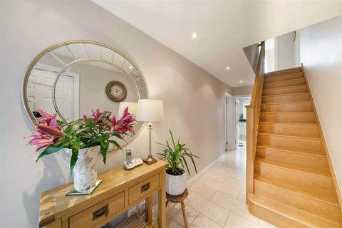 22 Castle Close, Warwick, CV34 4DB