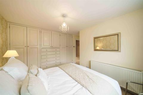 22 Castle Close, Warwick, CV34 4DB