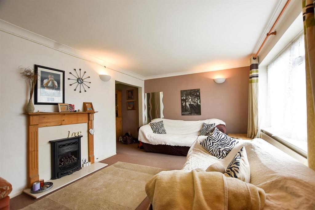 Unwin Close, Aylesford 3 bed semidetached house £385,000