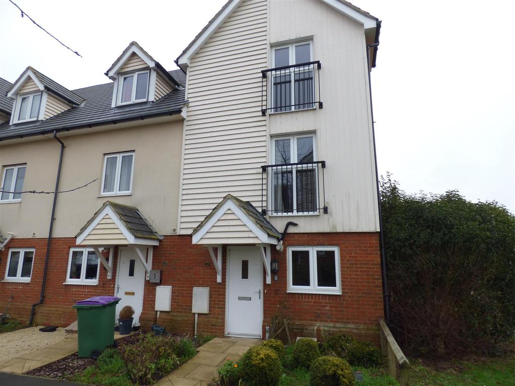 Page Road, Hawkinge 4 bed end of terrace house £1,300 pcm (£300 pw)