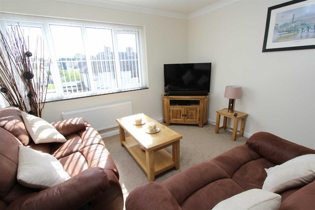 Thornley Close, Lymm 2 bed flat £695 pcm (£160 pw)