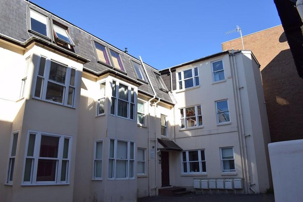 Farm Road, Hove BN3 1FB 1 bed flat £950 pcm (£219 pw)