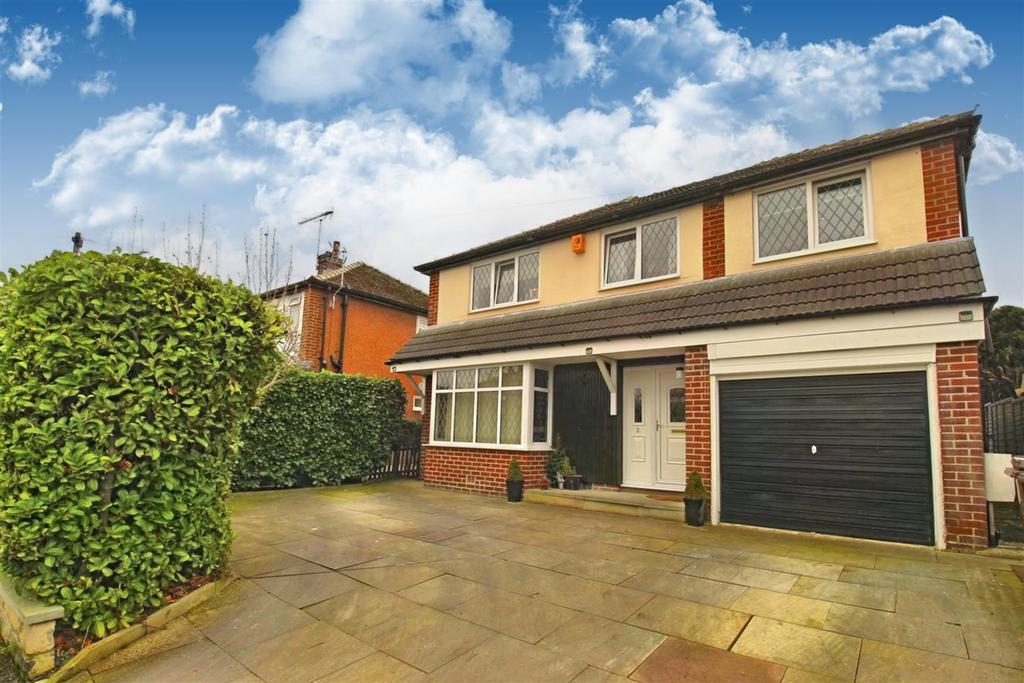 Oaklands Drive, Dalton, Huddersfield, HD5 8PR 4 bed detached house £