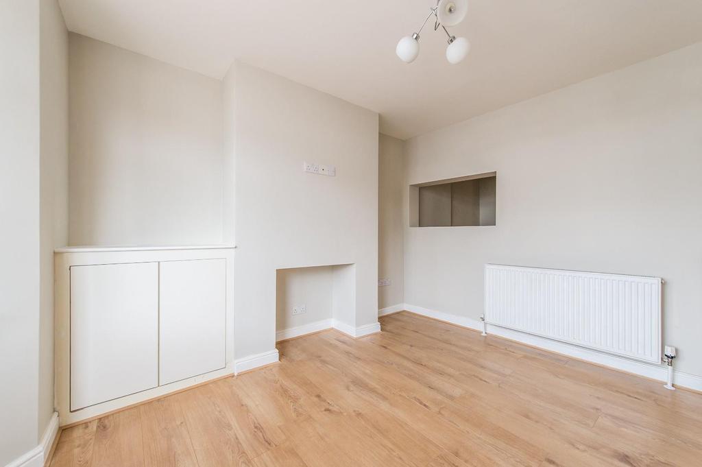 Knockhall Chase, Greenhithe 2 bed terraced house £300,000