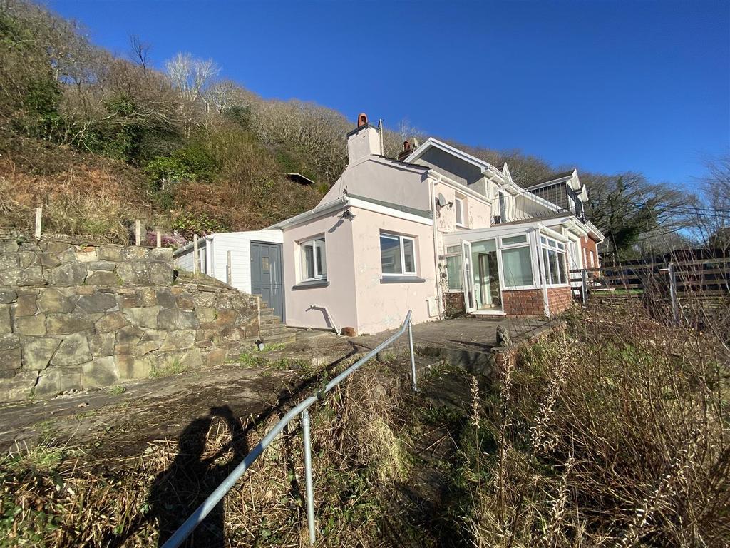 Stradey Hill, Llanelli 2 bed semidetached house £110,000
