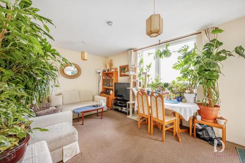 2 bedroom flat for sale, Greenlaw Court, Ealing W5