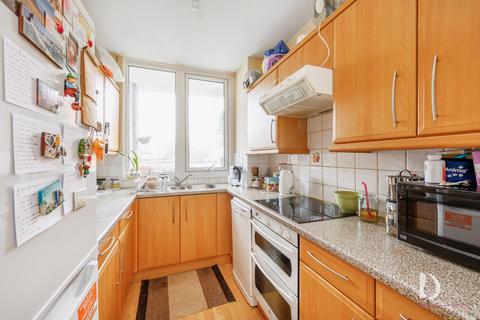2 bedroom flat for sale, Greenlaw Court, Ealing W5