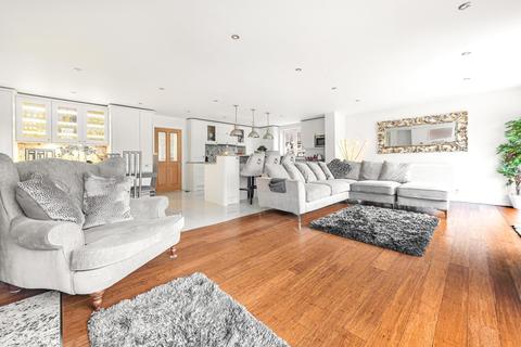 1 Bourne Way, Addlestone, KT15 2BT