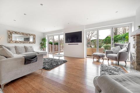 1 Bourne Way, Addlestone, KT15 2BT