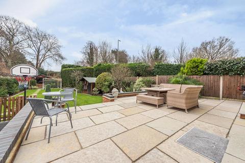 1 Bourne Way, Addlestone, KT15 2BT