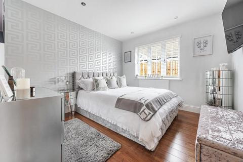 1 Bourne Way, Addlestone, KT15 2BT