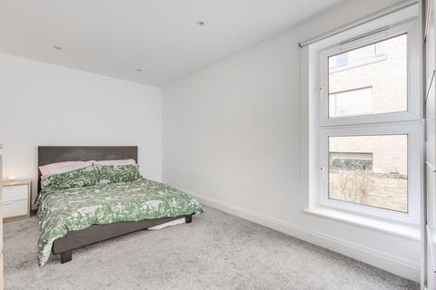 2 bedroom flat to rent, Pembroke House, 71 Kings Avenue, London