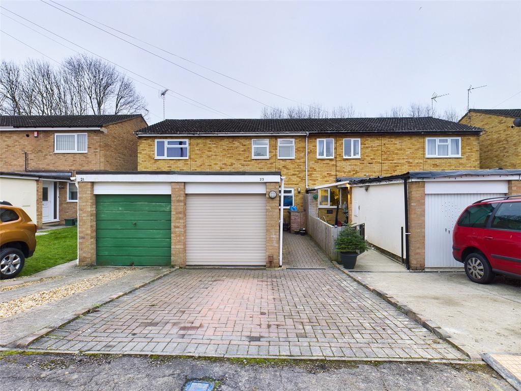Armscroft Gardens, Gloucester, GL2 2 bed terraced house £220,000