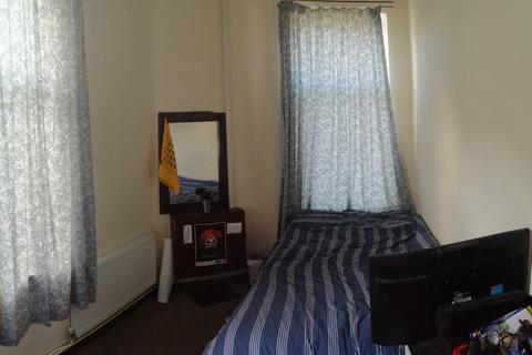 2 bedroom flat to rent, Harriet Street, Cathays, Cardiff