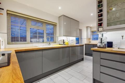 8 Colebrook, Ottershaw, Chertsey, KT16 0JU