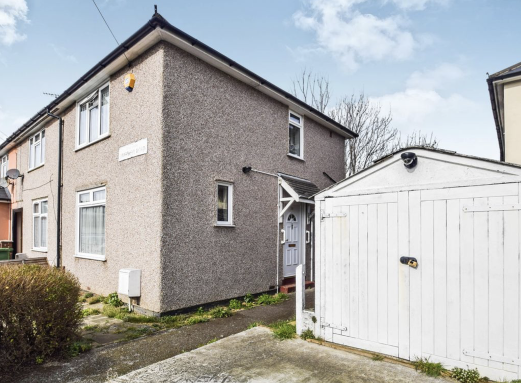 Rothwell Road, Dagenham RM9 2 bed end of terrace house £1,300 pcm (£