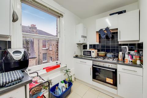 3 bedroom flat to rent, Hackford Road, London