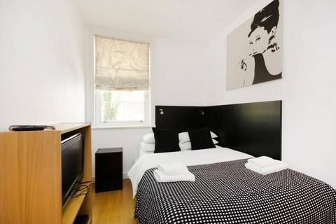 Studio to rent, Cartwright Gardens, Bloomsbury, London, WC1H