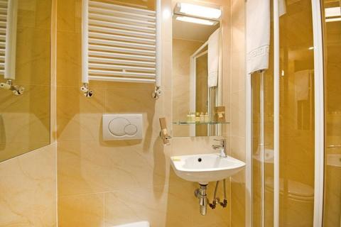 Studio to rent, Cartwright Gardens, Bloomsbury, London, WC1H