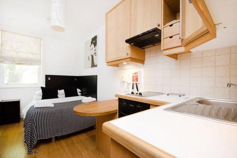 Studio to rent, Cartwright Gardens, Bloomsbury, London, WC1H
