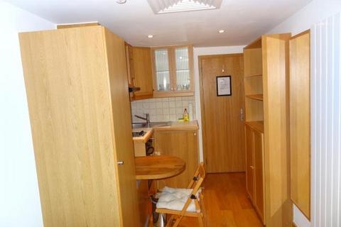Studio to rent, Cartwright Gardens, Bloomsbury, London, WC1H