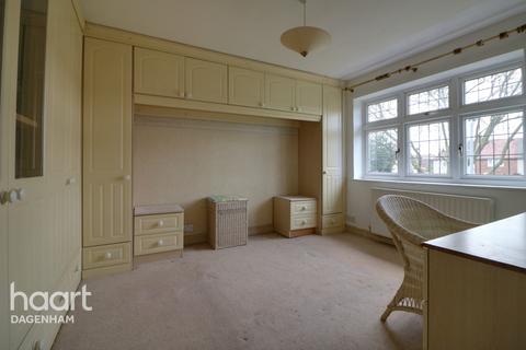 14 Weston Green, Dagenham, RM9 5UB