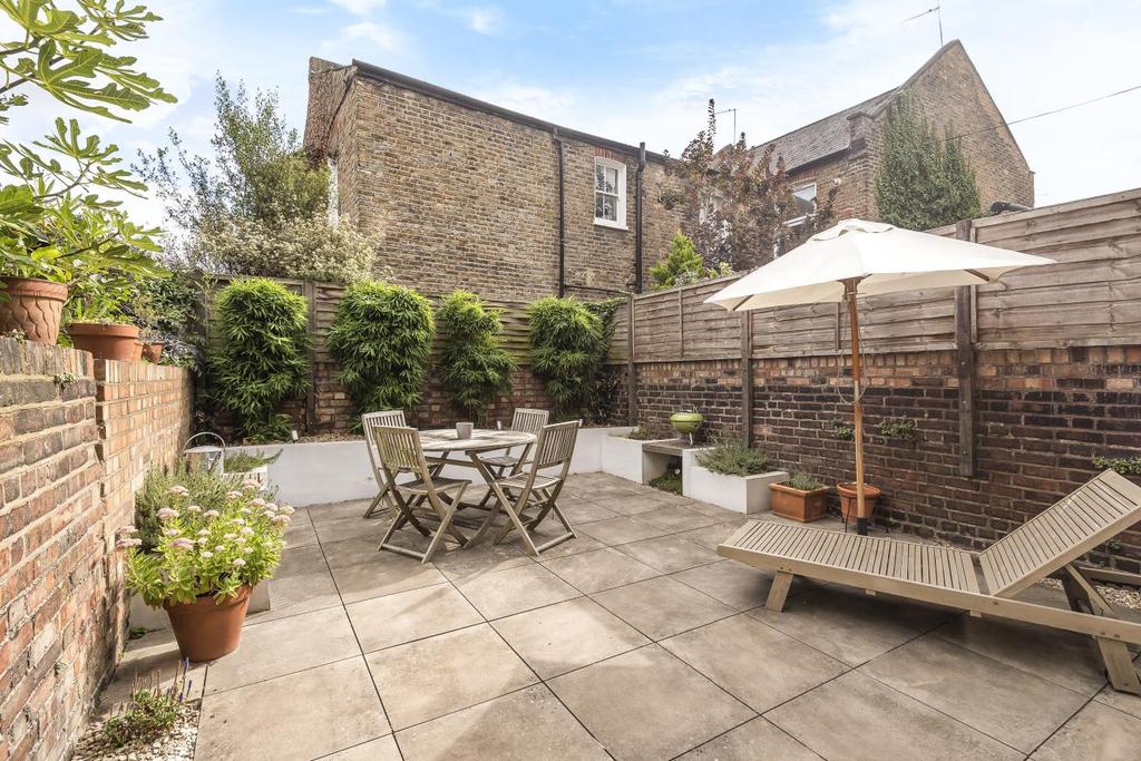 Halford Road, Fulham 2 bed flat £780,000
