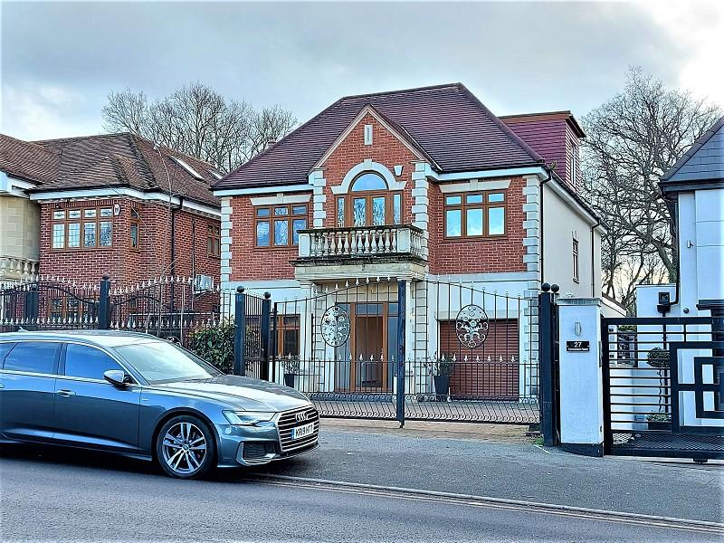 Tomswood Road, Chigwell, Essex. IG7 5QR 5 bed detached house £5,400