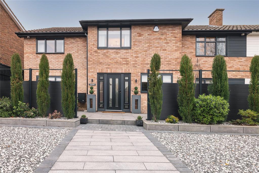 Ashfield Crescent, RossonWye, Hfds... 4 bed semidetached house £