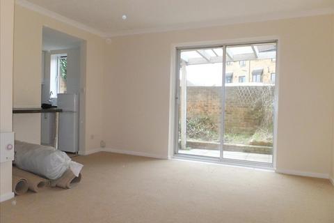 Studio to rent, Deerhurst Close, Feltham, Middlesex, TW13