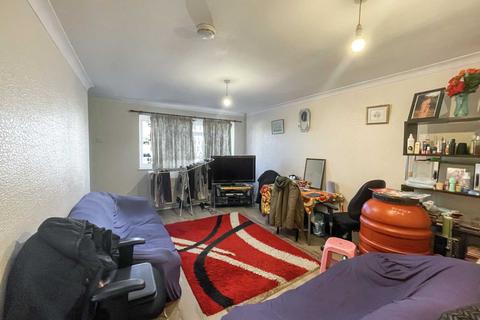 2 bedroom maisonette for sale, Baxter Road, London