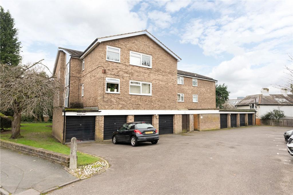 Castleview Road, Weybridge, Surrey, KT13 1 bed apartment £1,050 pcm