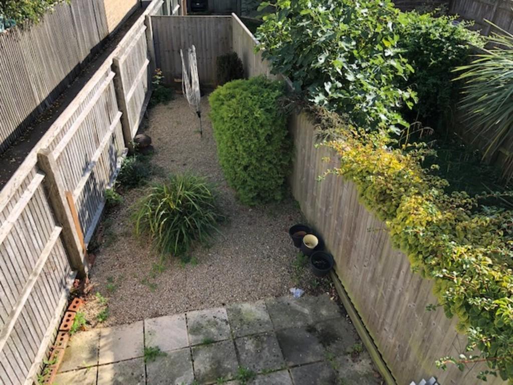 Swansfield, Lechlade 2 bed end of terrace house £910 pcm (£210 pw)