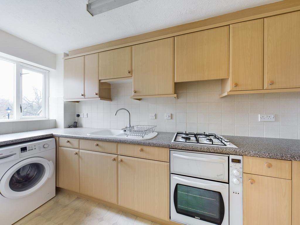 Tanbridge Park, Horsham 2 bed apartment £280,000