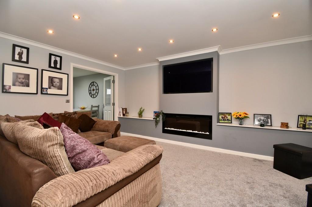 Whitehorse Lane, Stevenage 4 bed end of terrace house £465,000