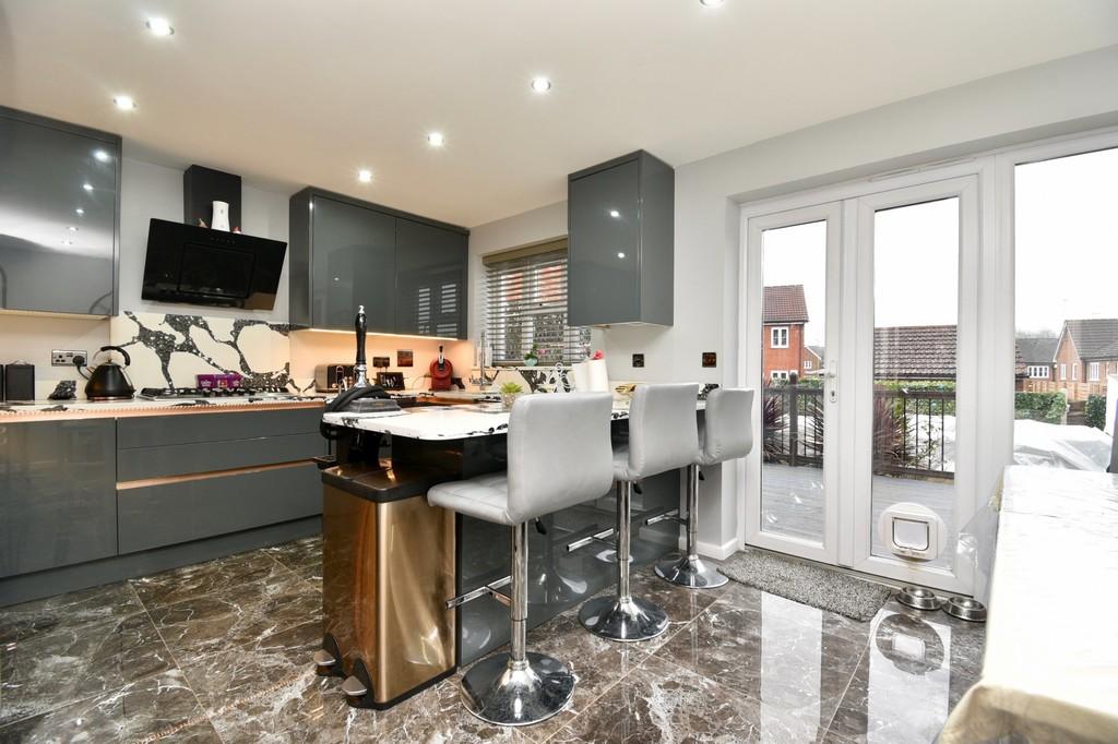 Whitehorse Lane, Stevenage 4 bed end of terrace house £465,000