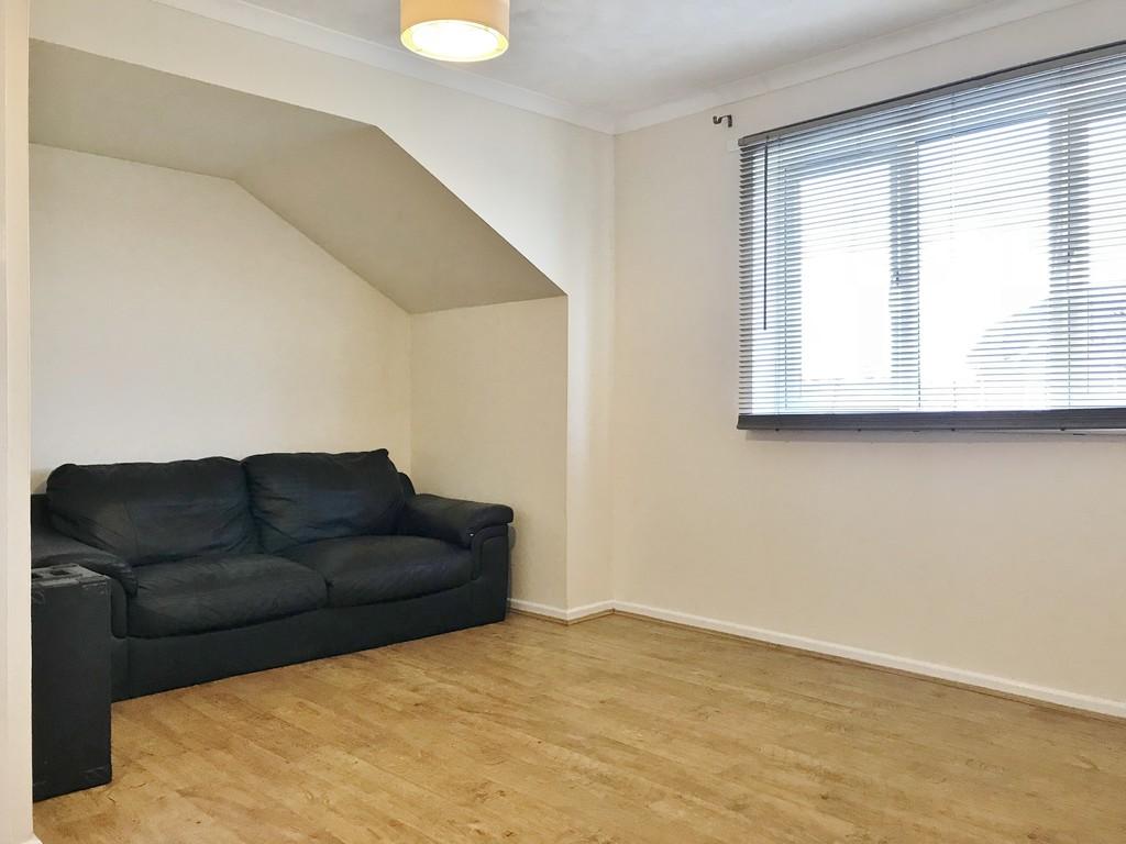 Farriers Close, Swindon 2 bed apartment £130,000
