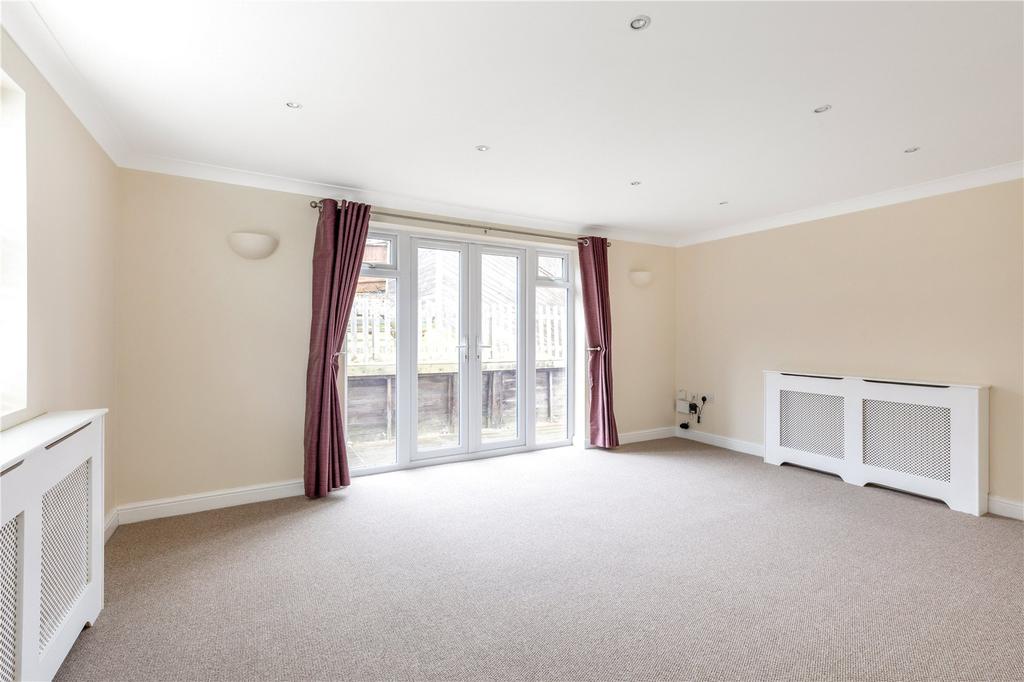Bank Mill, Berkhamsted, Hertfordshire, HP4 3 bed detached house £1,900 pcm (£438 pw)